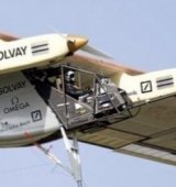 Полет самолета Solar Impulse, работающего на солнечной энергии. 